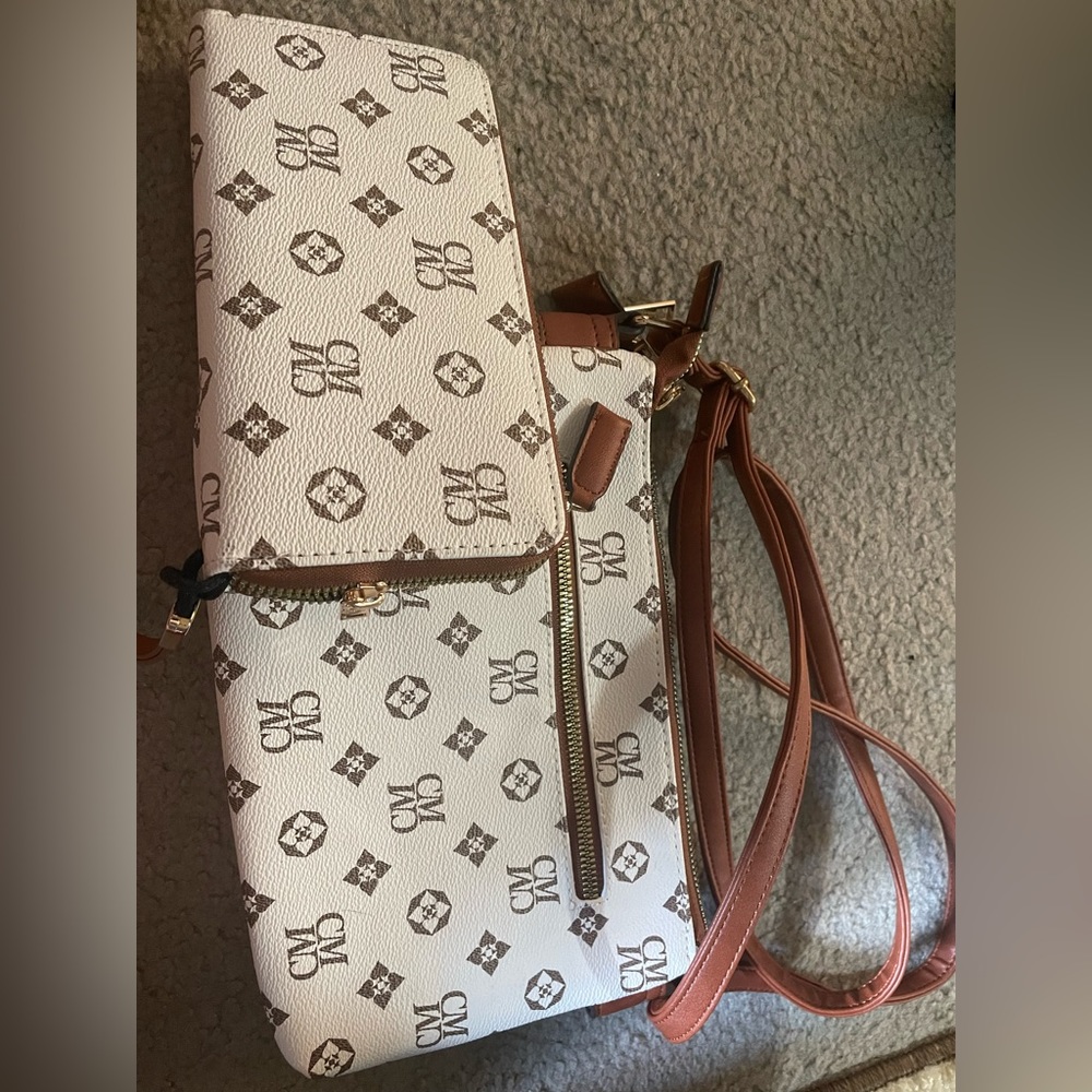 Practically new brown and white purse! (Comes with free wallet)